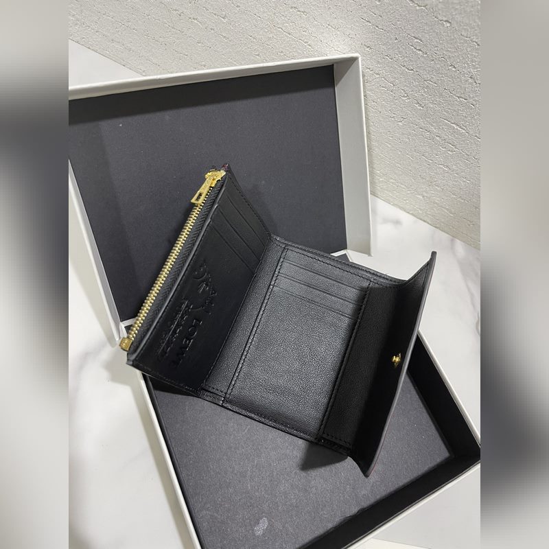 千與千尋合作限量款“無臉男”kaonashi系列短款錢包出貨，選用經典小牛皮，采