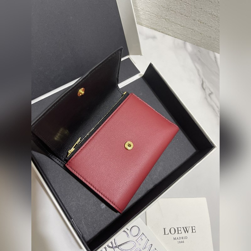 千與千尋合作限量款“無臉男”kaonashi系列短款錢包出貨，選用經典小牛皮，采