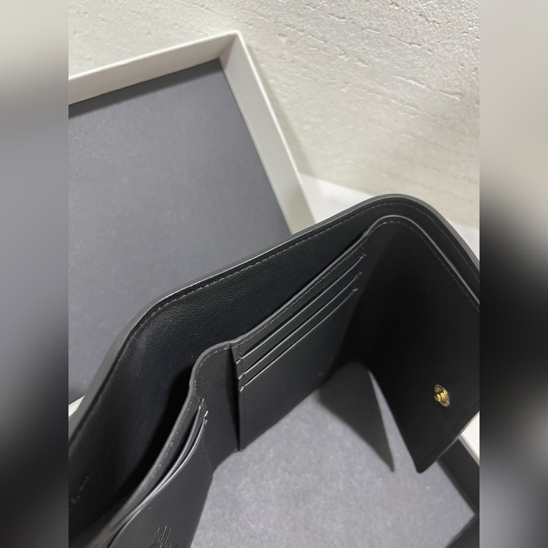 千與千尋合作限量款“無臉男”kaonashi系列短款錢包出貨，選用經典小牛皮，采