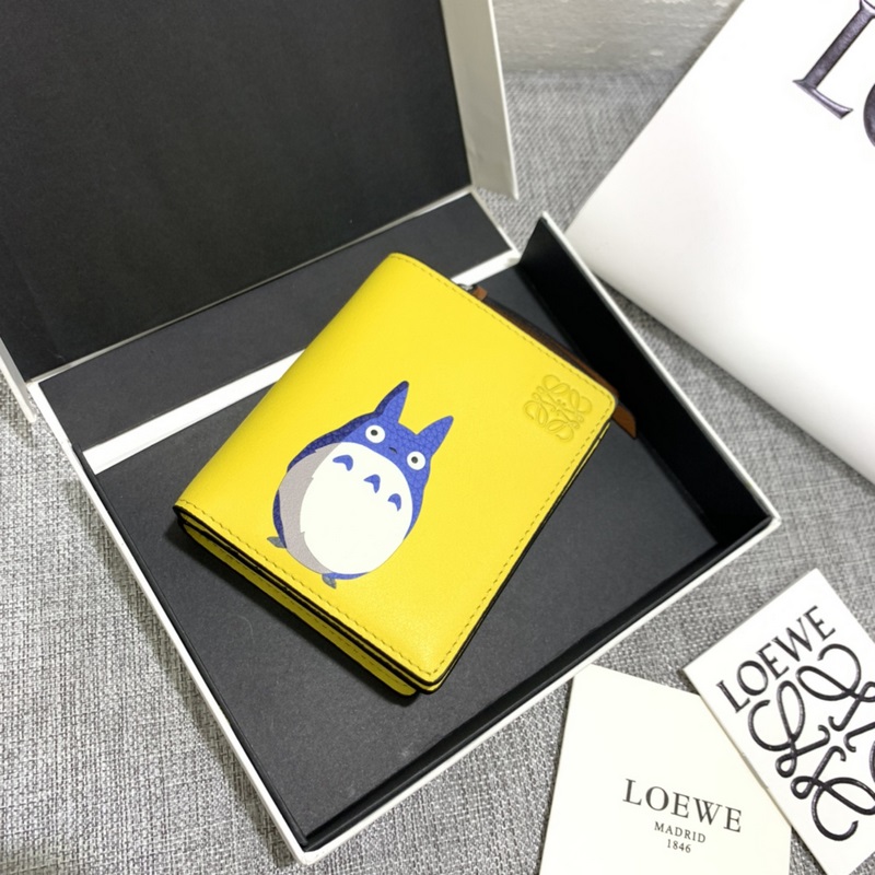 特別款“龍貓 ”系列短款錢包采用鑲嵌工藝精制而成，其靈動、精緻的設計，光彩奪目