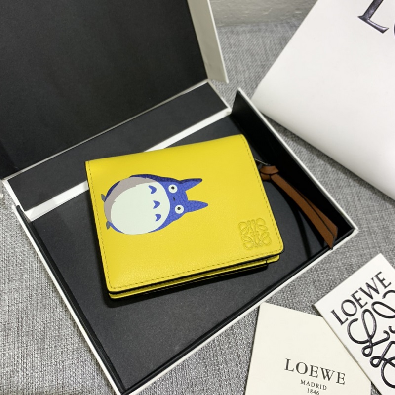 特別款“龍貓 ”系列短款錢包采用鑲嵌工藝精制而成，其靈動、精緻的設計，光彩奪目