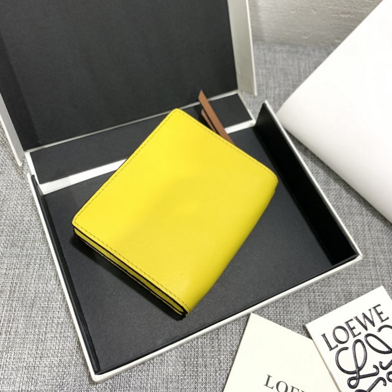 特別款“龍貓 ”系列短款錢包采用鑲嵌工藝精制而成，其靈動、精緻的設計，光彩奪目