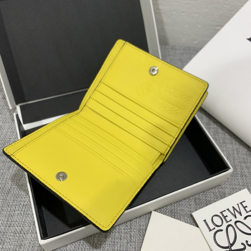 特別款“龍貓 ”系列短款錢包采用鑲嵌工藝精制而成，其靈動、精緻的設計，光彩奪目