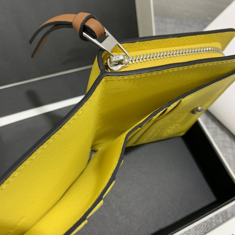 特別款“龍貓 ”系列短款錢包采用鑲嵌工藝精制而成，其靈動、精緻的設計，光彩奪目