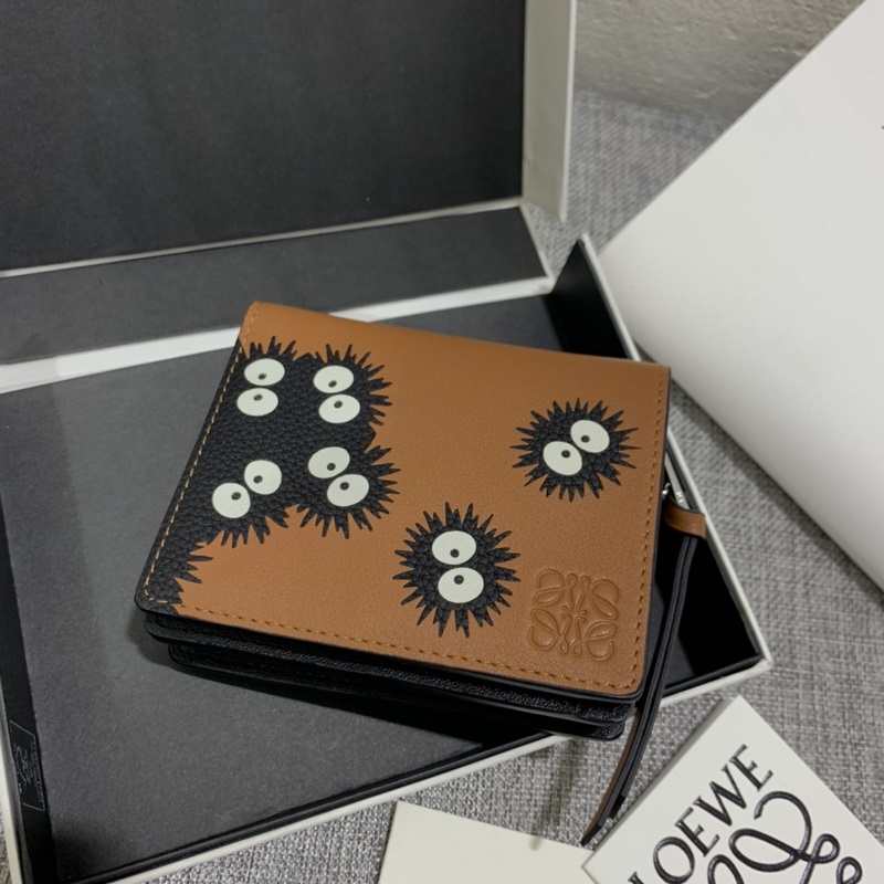 限量款“灰塵精靈”系列短款錢(qián)包采用鑲嵌工藝精制而成，其靈動(dòng)、精緻的設(shè)計(jì)，光彩奪