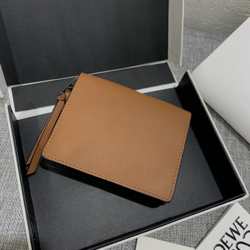 限量款“灰塵精靈”系列短款錢(qián)包采用鑲嵌工藝精制而成，其靈動(dòng)、精緻的設(shè)計(jì)，光彩奪