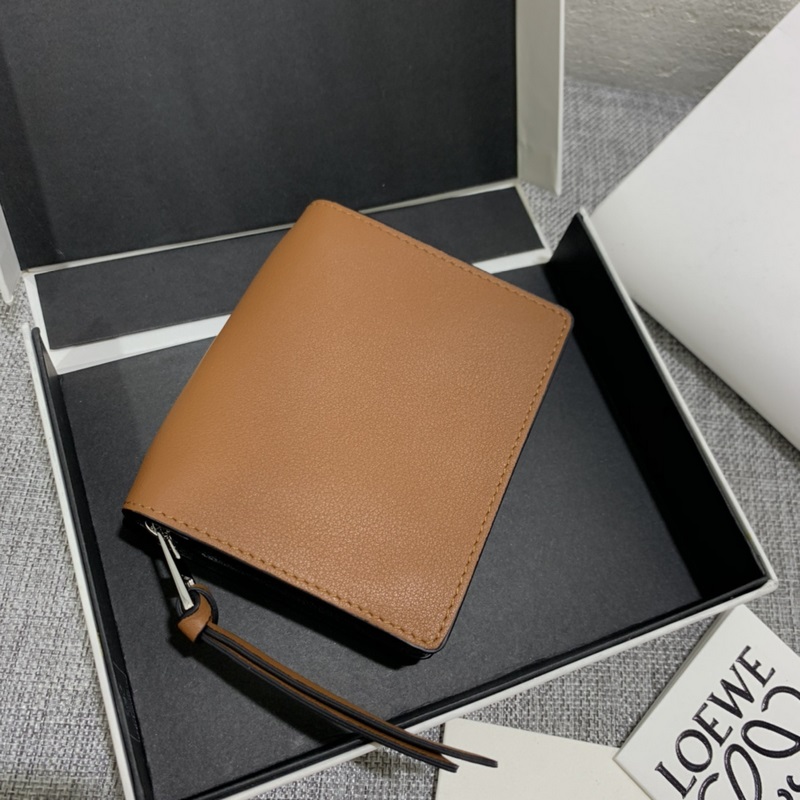 限量款“灰塵精靈”系列短款錢(qián)包采用鑲嵌工藝精制而成，其靈動(dòng)、精緻的設(shè)計(jì)，光彩奪