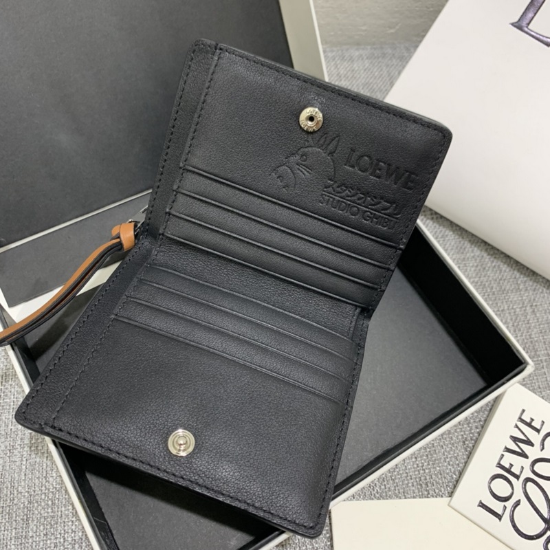 限量款“灰塵精靈”系列短款錢(qián)包采用鑲嵌工藝精制而成，其靈動(dòng)、精緻的設(shè)計(jì)，光彩奪