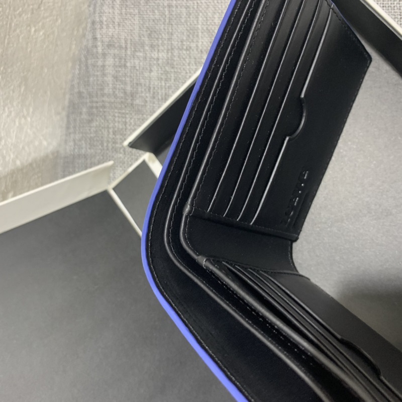 # Brand bifold wallet 男士系列對折短夾出貨，選用優質的小牛