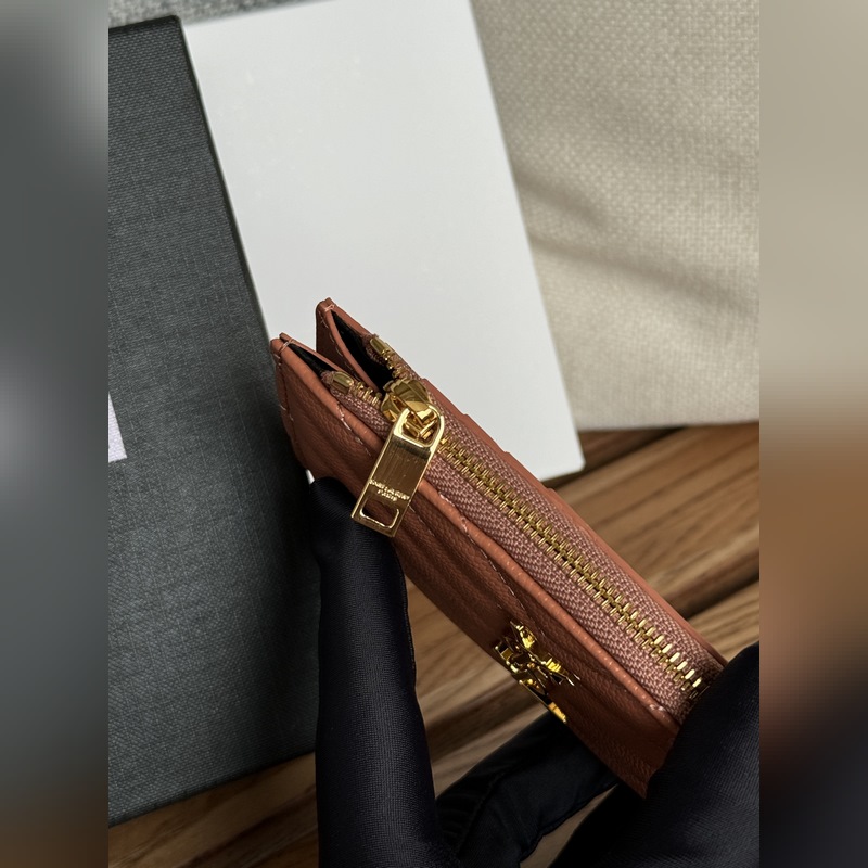 YSL卡包 SAINT LAURENT球紋牛皮卡包！史上最好看的卡包之一；非常