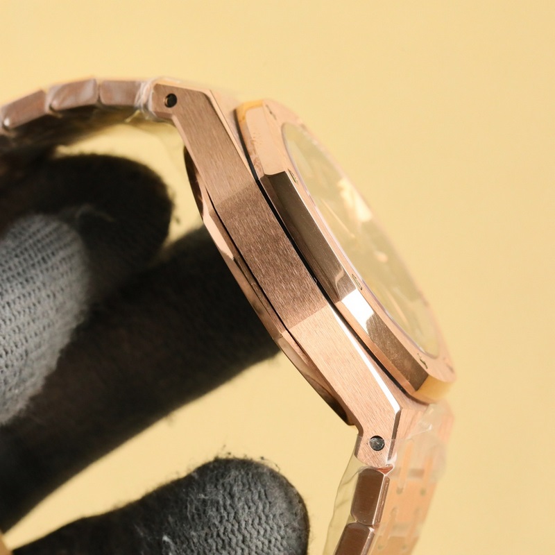 factory.2025愛彼皇家橡樹系列， 搭配進口矽膠錶帶佩戴更為舒適。