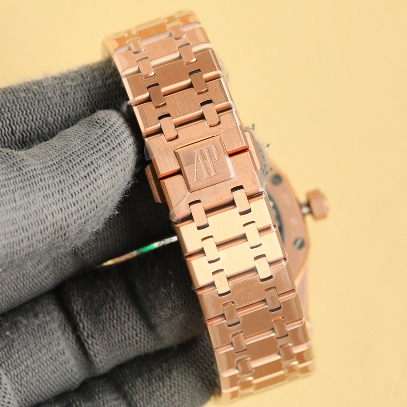 factory.2025愛彼皇家橡樹系列， 搭配進口矽膠錶帶佩戴更為舒適。