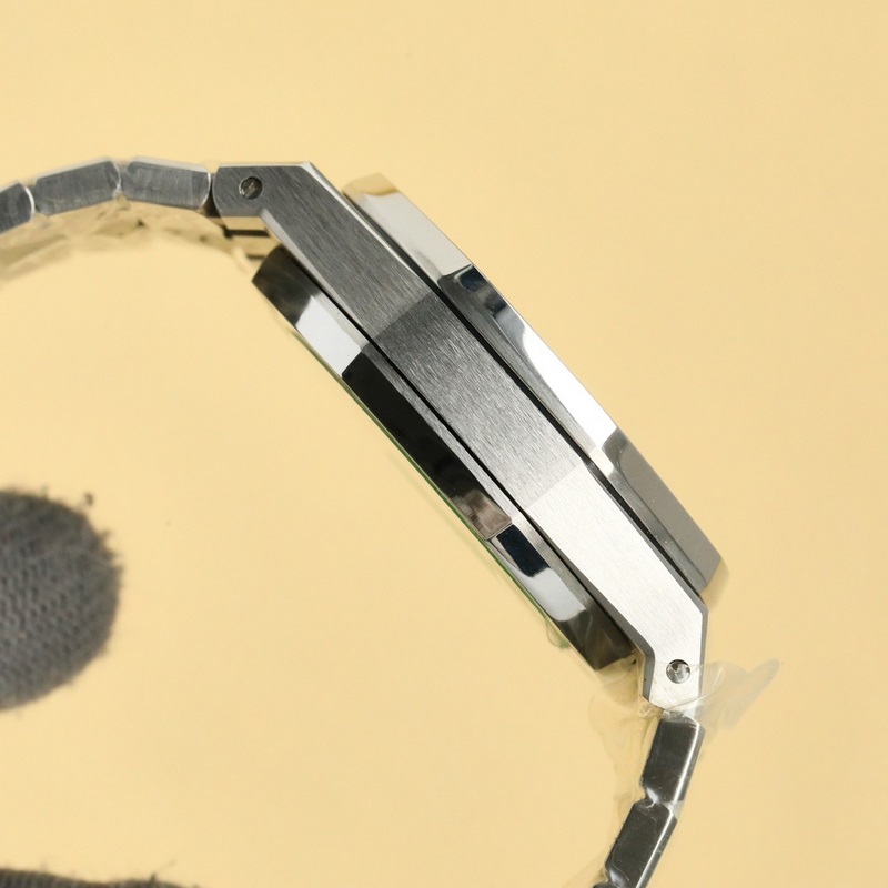 factory.2025愛彼皇家橡樹系列， 搭配進(jìn)口矽膠錶帶佩戴更為舒適。