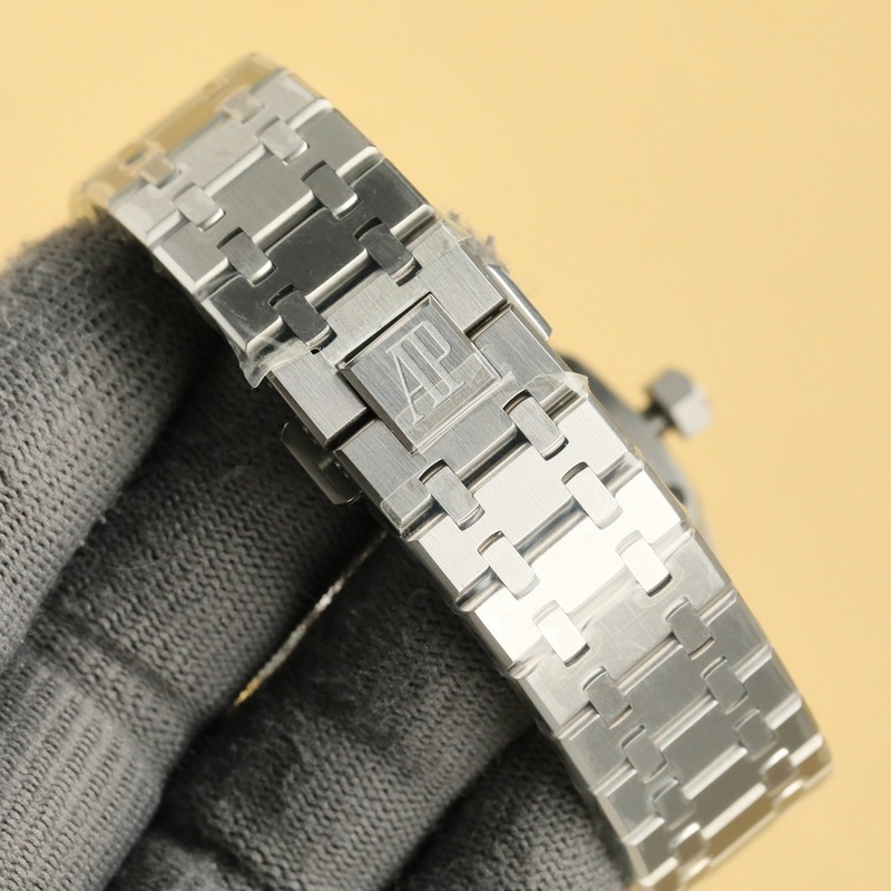 factory.2025愛彼皇家橡樹系列， 搭配進(jìn)口矽膠錶帶佩戴更為舒適。