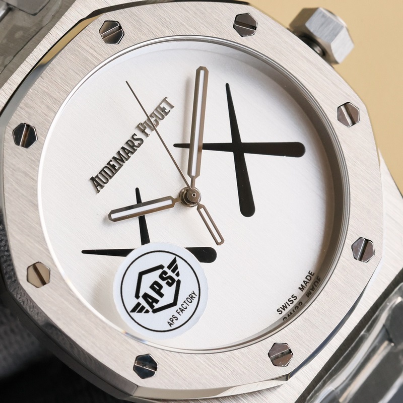 APS出品。KAWS聯名 升級V2版本 械男士腕錶 搭載性能穩定的9015改Ca