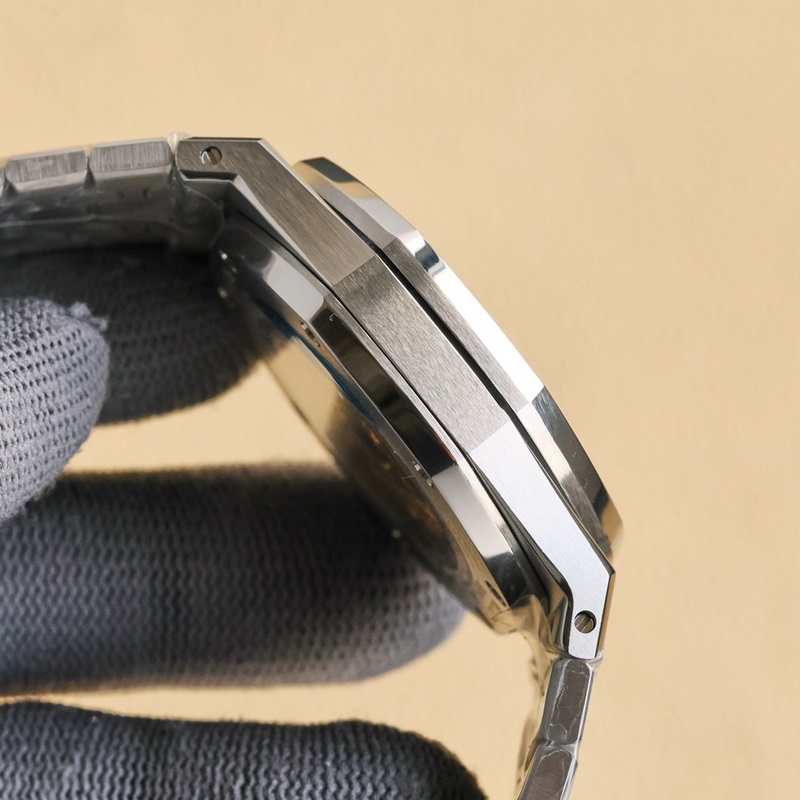 APS出品。KAWS聯名 升級V2版本 械男士腕錶 搭載性能穩定的9015改Ca