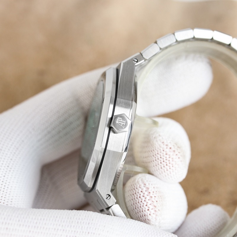 F1新品 愛(ài)彼皇家橡樹(shù)15500，15510蒂芙尼藍(lán)，黑鋼——震撼上線：采用43