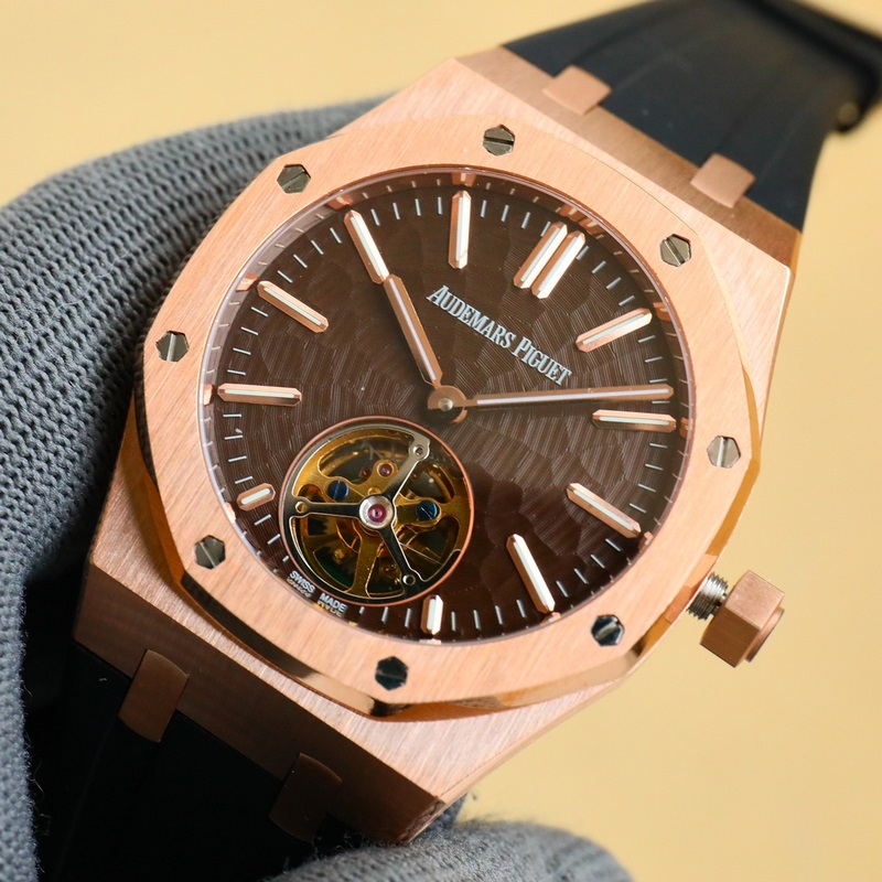 factory.2025愛彼皇家橡樹系列， 搭配進口矽膠錶帶佩戴更為舒適。