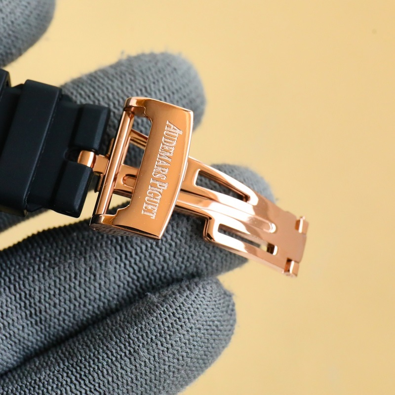 factory.2025愛彼皇家橡樹系列， 搭配進口矽膠錶帶佩戴更為舒適。