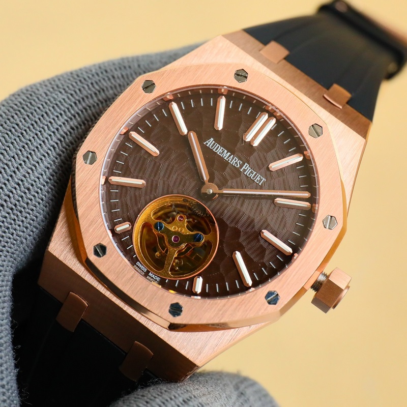 factory.2025愛彼皇家橡樹系列， 搭配進(jìn)口矽膠錶帶佩戴更為舒適。