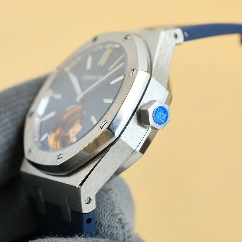 factory.2025愛彼皇家橡樹系列， 搭配進(jìn)口矽膠錶帶佩戴更為舒適。