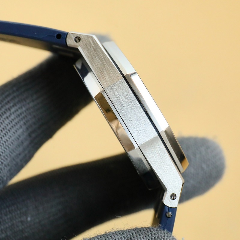 factory.2025愛彼皇家橡樹系列， 搭配進(jìn)口矽膠錶帶佩戴更為舒適。