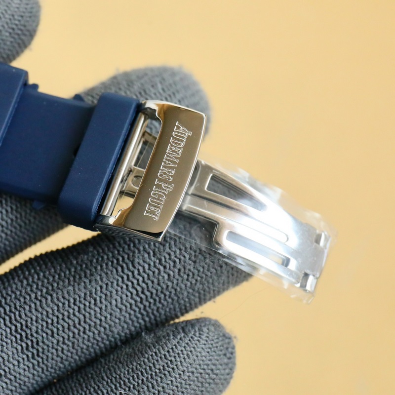 factory.2025愛彼皇家橡樹系列， 搭配進(jìn)口矽膠錶帶佩戴更為舒適。