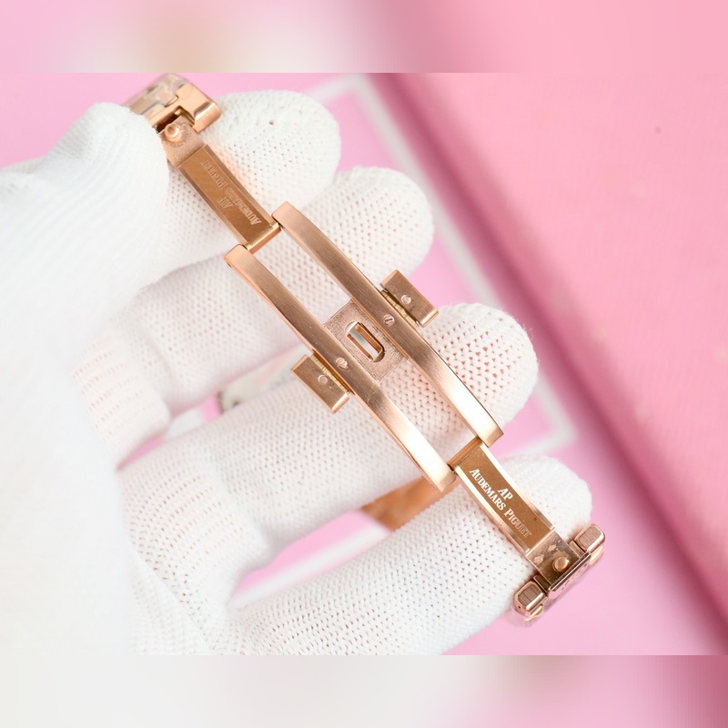 女款_愛彼 AP-皇家橡樹系列 錶盤飾以Lady Tapisserie格紋裝飾，呈現(xiàn)出