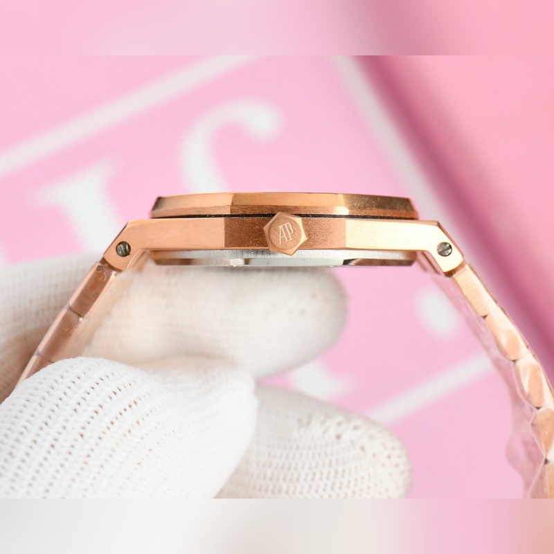 女款_愛彼 AP-皇家橡樹系列 錶盤飾以Lady Tapisserie格紋裝飾，呈現(xiàn)出