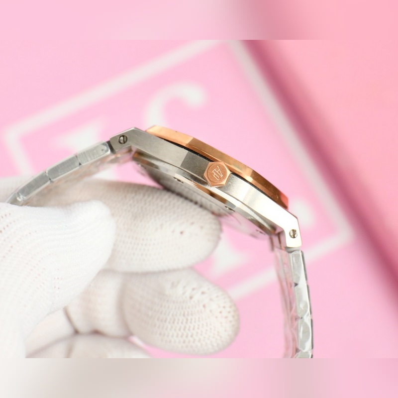 女款_愛彼 AP-皇家橡樹系列 錶盤飾以Lady Tapisserie格紋裝飾，呈現出