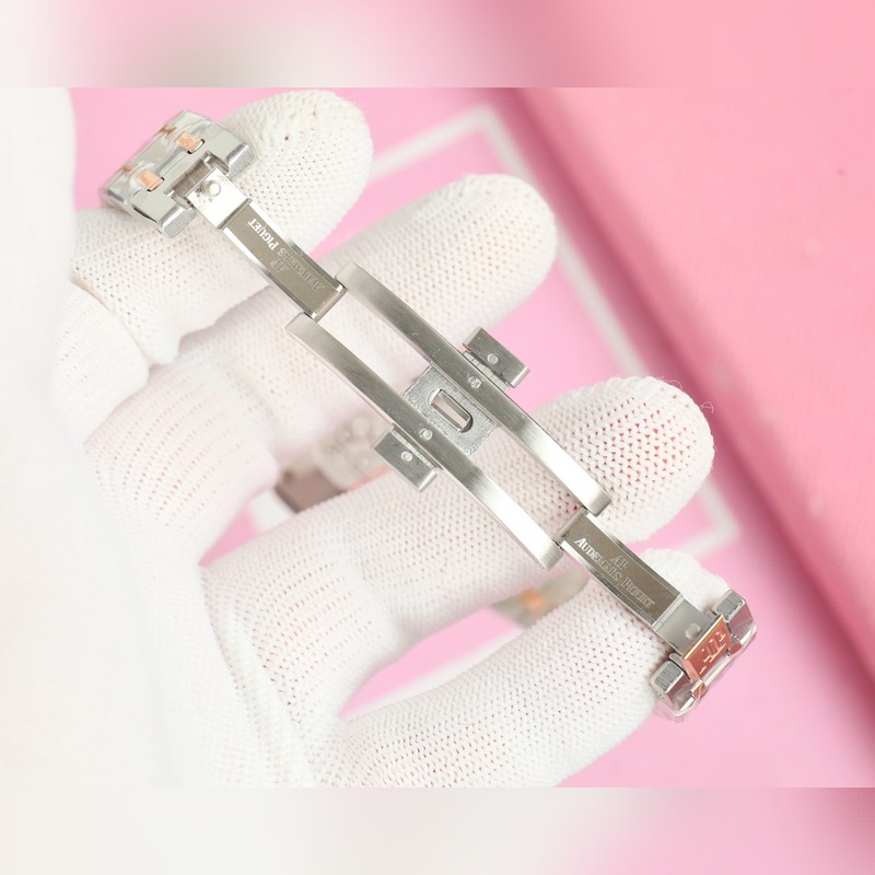 女款_愛彼 AP-皇家橡樹系列 錶盤飾以Lady Tapisserie格紋裝飾，呈現出