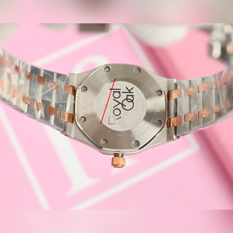 女款_愛彼 AP-皇家橡樹系列 錶盤飾以Lady Tapisserie格紋裝飾，呈現出