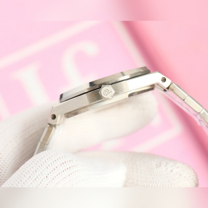 女款_愛彼 AP-皇家橡樹系列 錶盤飾以Lady Tapisserie格紋裝飾，呈現(xiàn)出