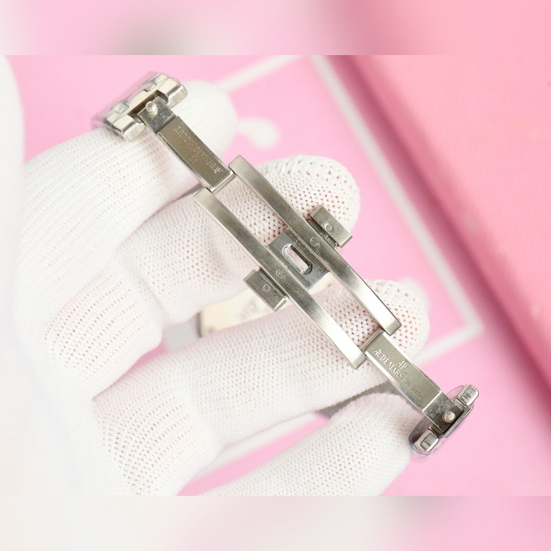 女款_愛彼 AP-皇家橡樹系列 錶盤飾以Lady Tapisserie格紋裝飾，呈現(xiàn)出