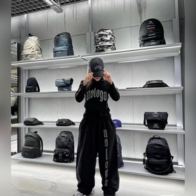 BALENCIAGA巴黎世家新款刺繡logo棒球帽，很酷的色系，男女佩戴都有不同