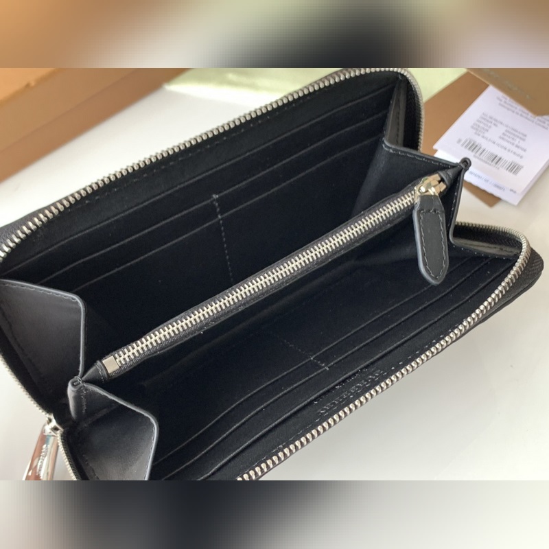 TB壓花皮革拉鍊包 【B 家】原單品質 ～～ 采用進口粒面小牛皮壓花， 專櫃品質