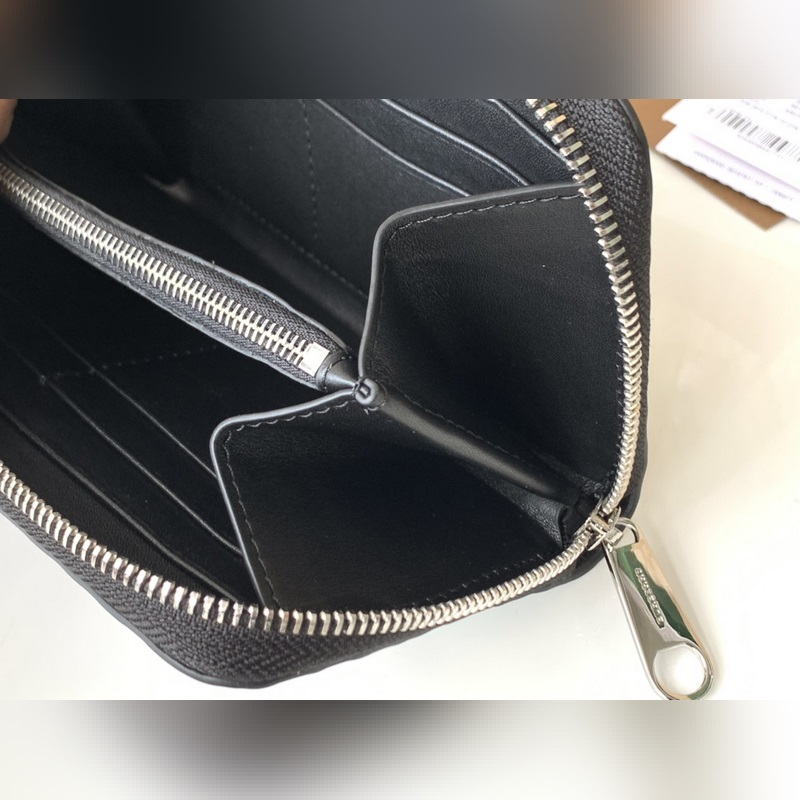 TB壓花皮革拉鍊包 【B 家】原單品質 ～～ 采用進口粒面小牛皮壓花， 專櫃品質