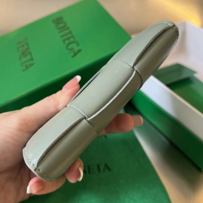 #Bv 新款大格編織名片夾  679849 這款大編織真的好簡約大氣，柔軟牛皮制