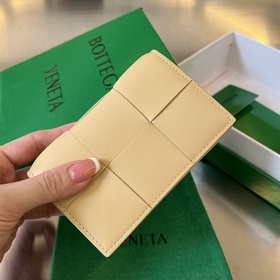 #Bv 新款大格編織名片夾。651396 這款大編織真的好簡約大氣，采用進口小羊