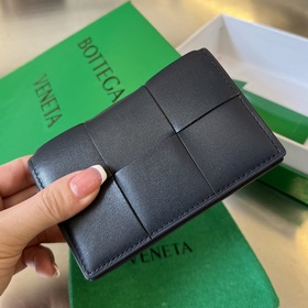 #Bv 新款大格編織名片夾。651396 這款大編織真的好簡約大氣，采用進口小羊