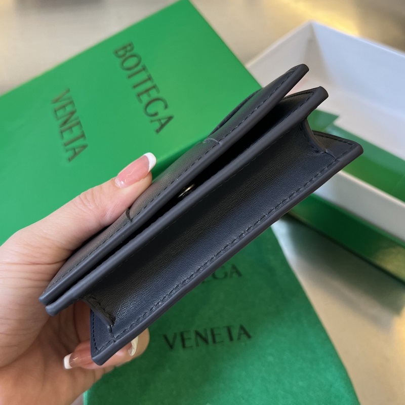 #Bv 新款大格編織名片夾。651396 這款大編織真的好簡約大氣，采用進口小羊