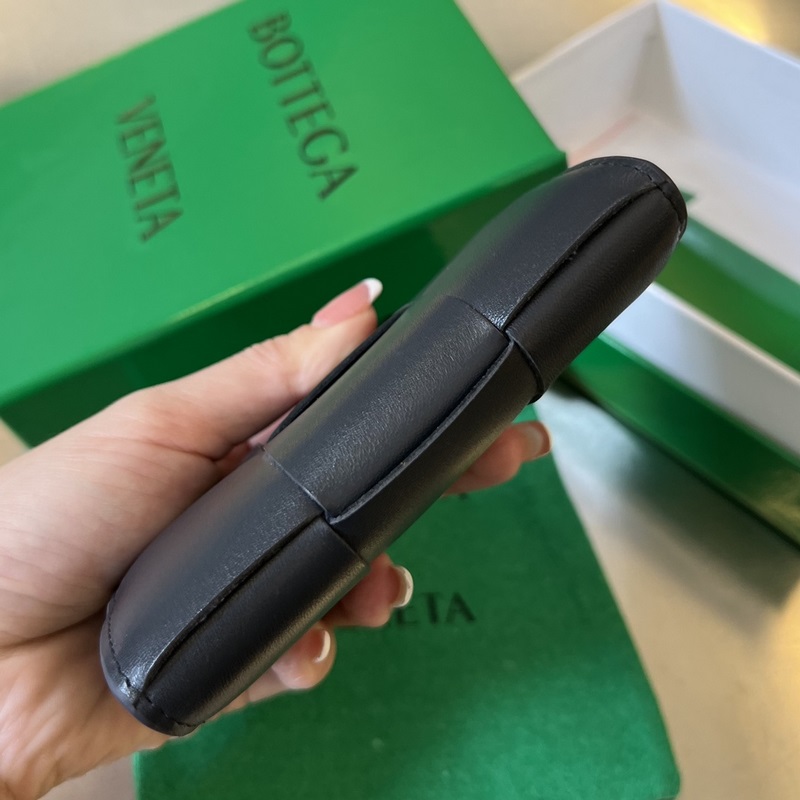 #Bv 新款大格編織名片夾。651396 這款大編織真的好簡約大氣，采用進口小羊