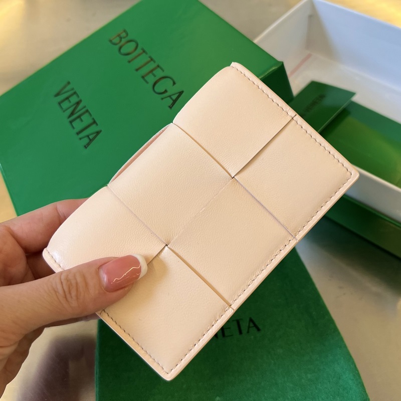 #Bv 新款大格編織名片夾。651396 這款大編織真的好簡約大氣，采用進口小羊