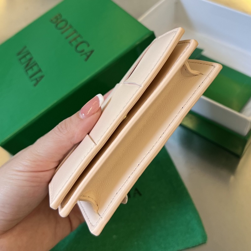 #Bv 新款大格編織名片夾。651396 這款大編織真的好簡約大氣，采用進口小羊