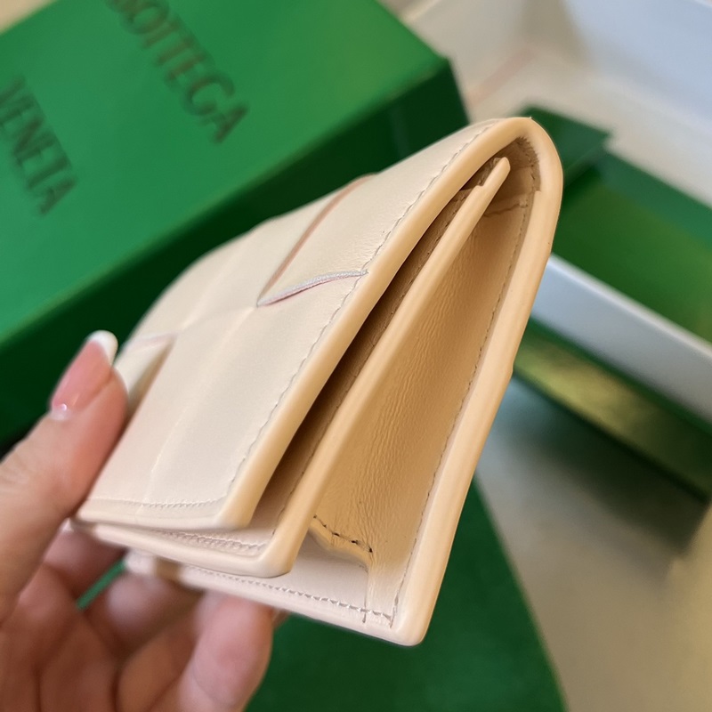 #Bv 新款大格編織名片夾。651396 這款大編織真的好簡約大氣，采用進口小羊