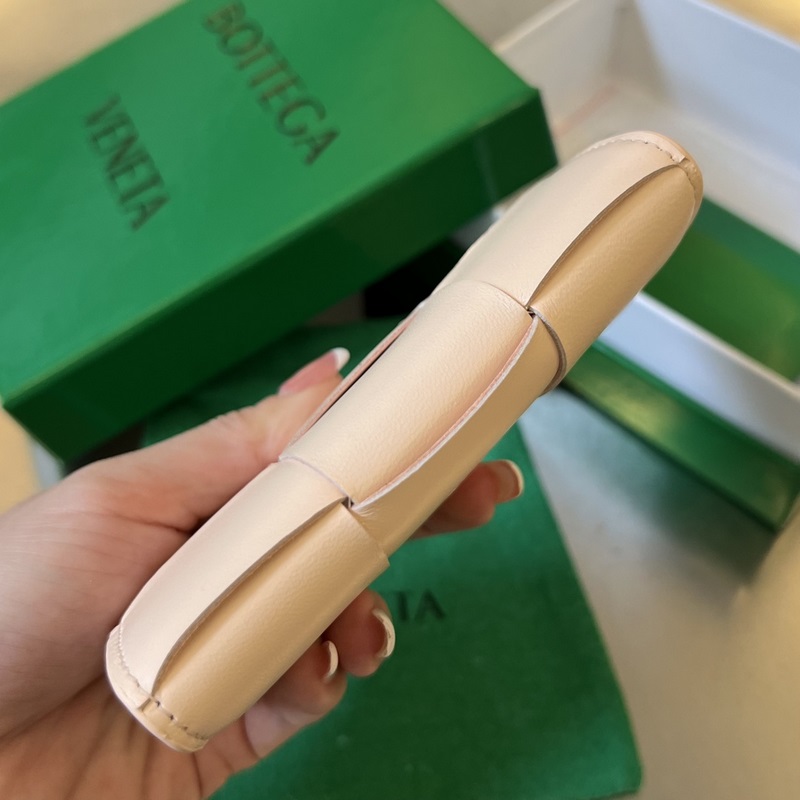 #Bv 新款大格編織名片夾。651396 這款大編織真的好簡約大氣，采用進口小羊