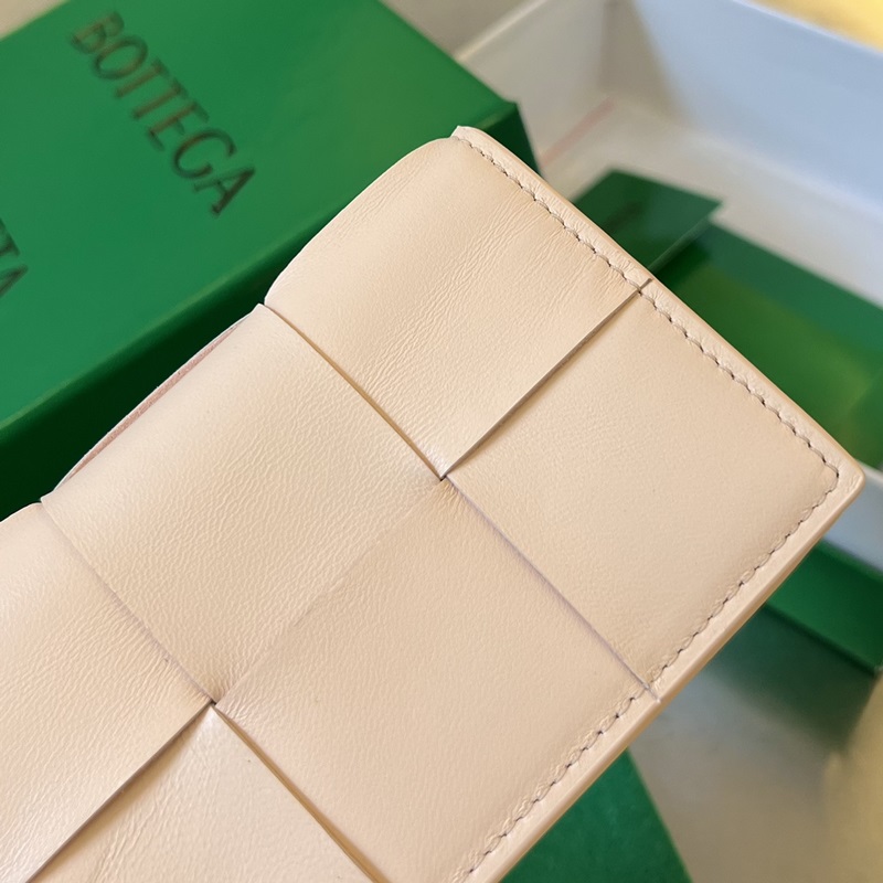 #Bv 新款大格編織名片夾。651396 這款大編織真的好簡約大氣，采用進口小羊