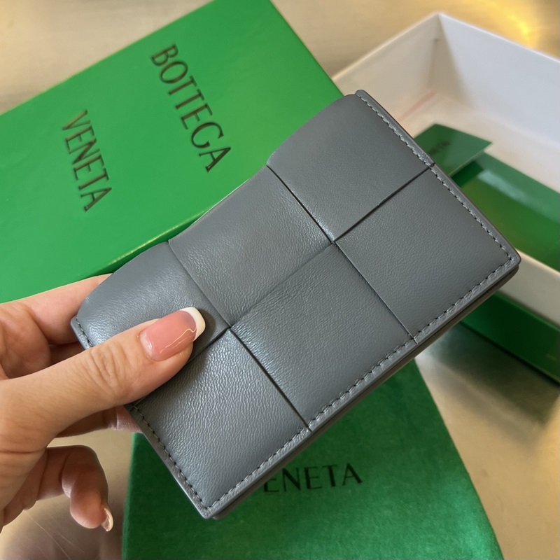 #Bv 新款大格編織名片夾。651396 這款大編織真的好簡約大氣，采用進口小羊