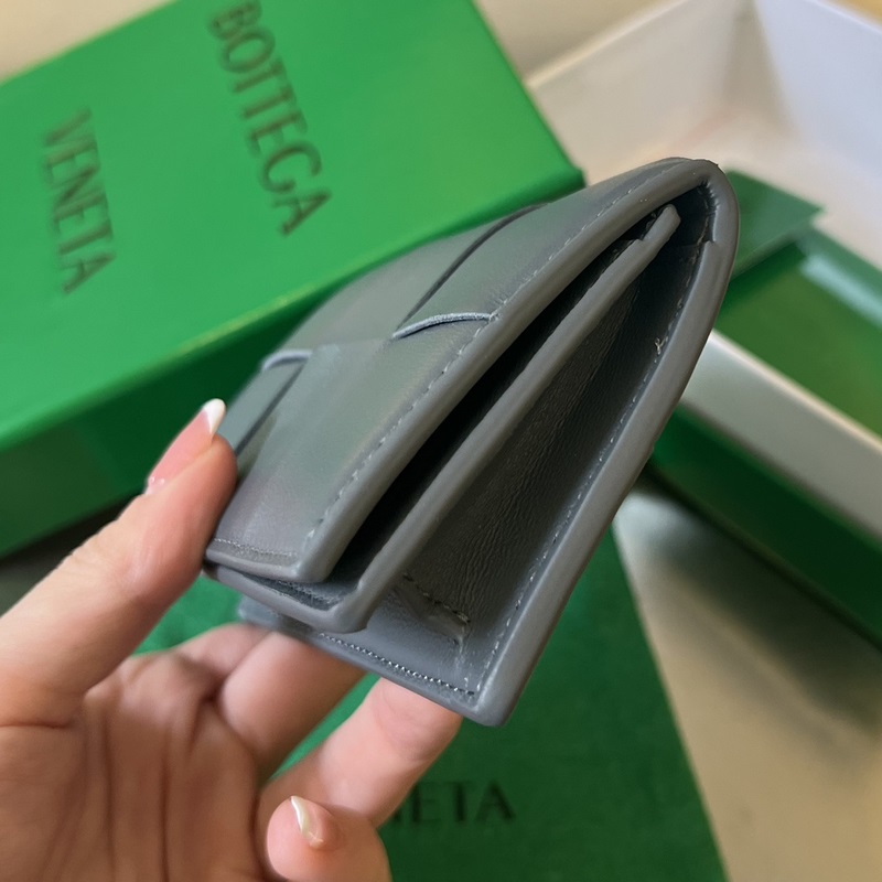 #Bv 新款大格編織名片夾。651396 這款大編織真的好簡約大氣，采用進口小羊