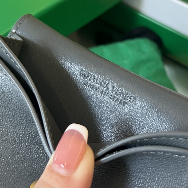 #Bv 新款大格編織名片夾。651396 這款大編織真的好簡約大氣，采用進口小羊